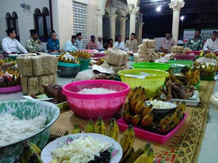 Tradisi Shodaqohan 40 Ingkung Ayam Jawa pada malam takbiran