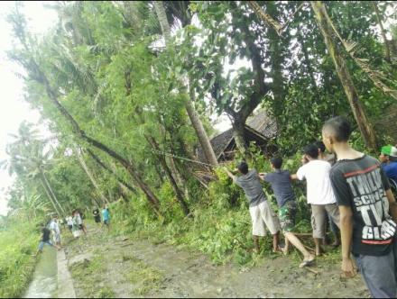 Gotong Royong Gropyok Sampah di Dagan