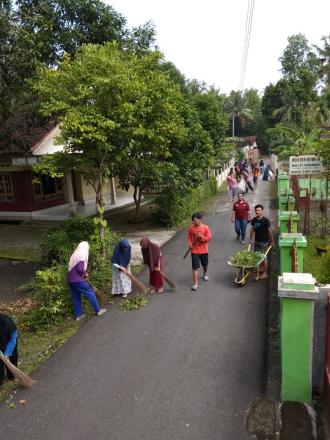 Karang Taruna Piring I Gotong Royong bersih Lingkungan