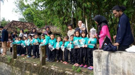 Tabur Bibit Ikan di Sungai Mayungan