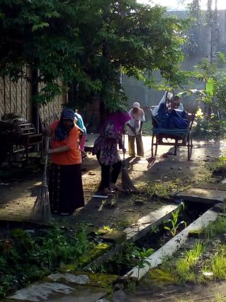 Gotong Royong di RT 02 Peciro