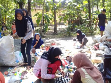 Rutinitas Muda Mudi Trisigan I Mengelola Sampah