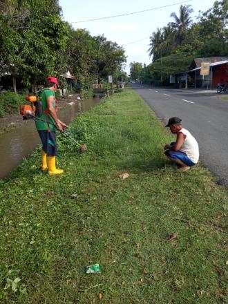 Gotong  royong warga Trisigan 1