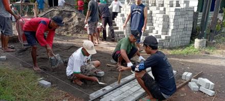 Gotong Royong Pemasangan Paving Blok DK III