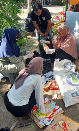 Warga Dusun Kranggan Bersama KKN UAD Melakukan Pengumpulan dan Pemilahan Sampah Anorganik 