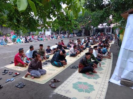 Sholat Hari Raya Idul Fitri di halaman masjid Al barokah Kranggan
