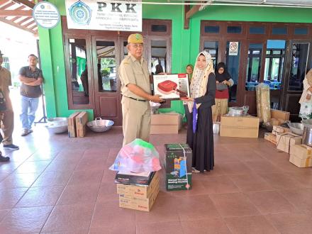 Penyerahan Bantuan Alat kepada Pelaku Usaha oleh Lurah Murtigading