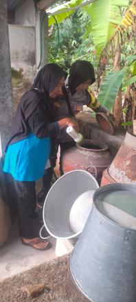 Kegiatan pemberantasan sarang nyamuk di Padukuhan Mayungan 2